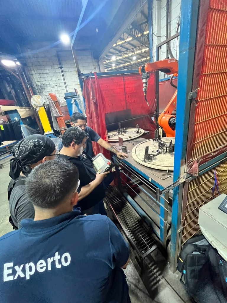 Ingeniero experto capacitando a operadores industriales